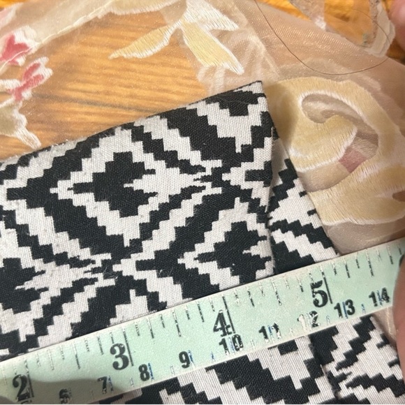 Banana Republic Mid Rise Hampton Black White Geo Shorts 4.5" Inseam - Picture 9 of 12